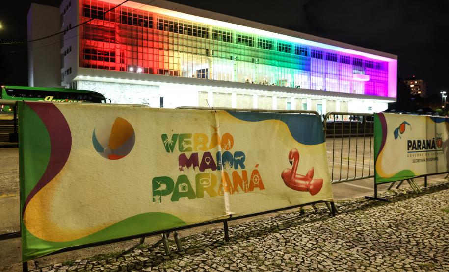 Com o céu iluminado por mais de 600 drones, o Governo do Estado deu o pontapé inicial para a maior edição da história do Verão Maior Paraná.. A cerimônia de lançamento, que aconteceu nesta quarta-feira (27), contou com a presença do governador Carlos Massa Ratinho Junior.
