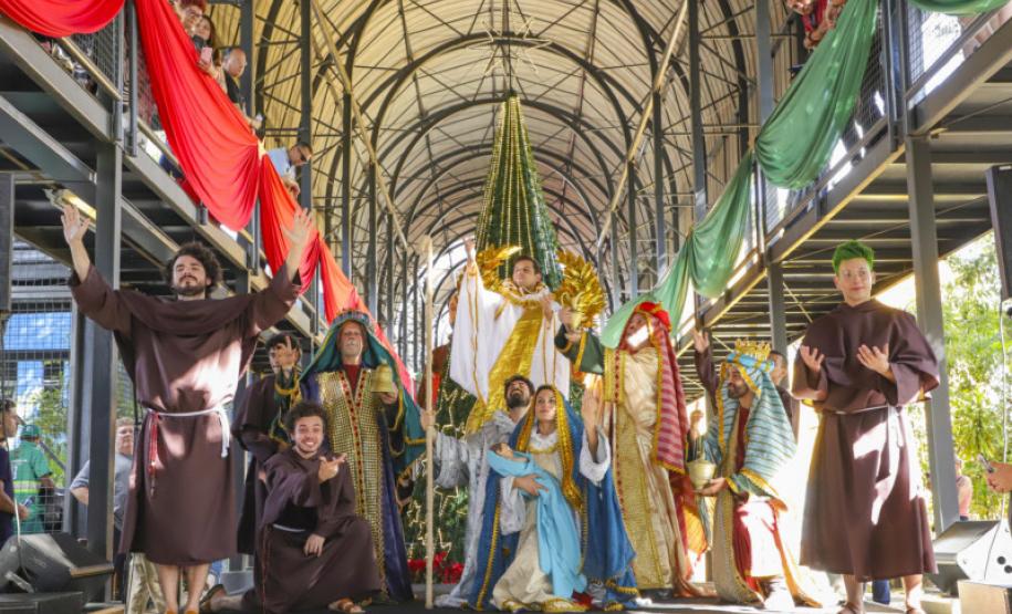 Maior Natal gratuito do Brasil estreia nesta sexta-feira e aquece turismo em Curitiba