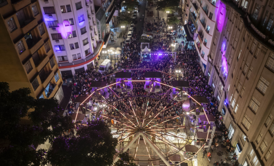 Maior Natal gratuito do Brasil estreia nesta sexta-feira e aquece turismo em Curitiba