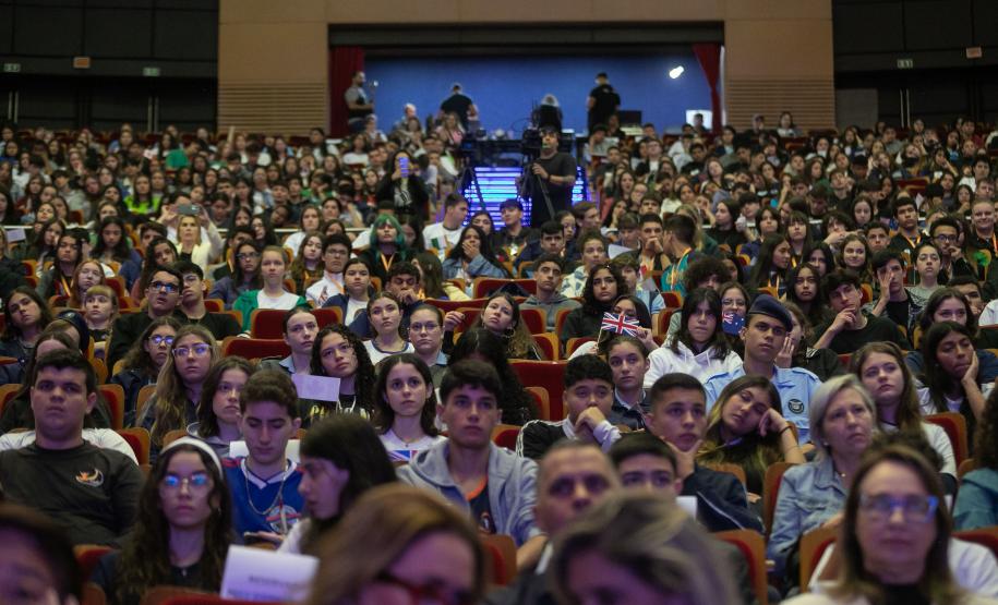 Ganhando o Mundo: 1,3 mil alunos passam pela preparação final antes do intercâmbio