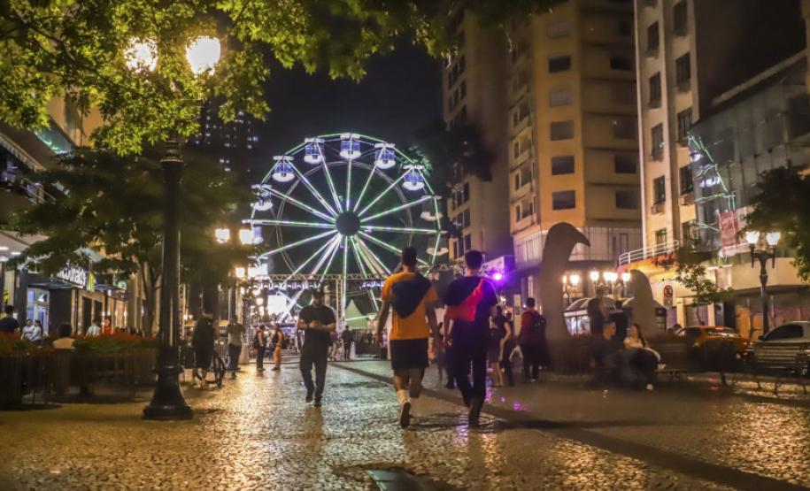 Maior Natal gratuito do Brasil estreia nesta sexta-feira e aquece turismo em Curitiba