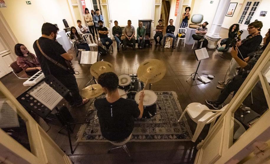 Oficinas, espetáculos no Teatro Guaíra e nova exposição marcam a agenda cultural