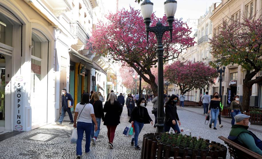 Imagens de movimentação de pessoas nas ruas do centro de curitiba. Movimento no comércio da região central de Curitiba. Vendas aquecidas pelo motivo no natal e copa do mundo.
