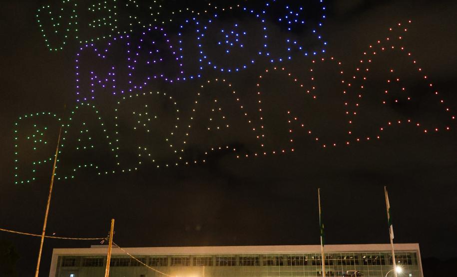 Com o céu iluminado por mais de 600 drones, o Governo do Estado deu o pontapé inicial para a maior edição da história do Verão Maior Paraná.. A cerimônia de lançamento, que aconteceu nesta quarta-feira (27), contou com a presença do governador Carlos Massa Ratinho Junior.