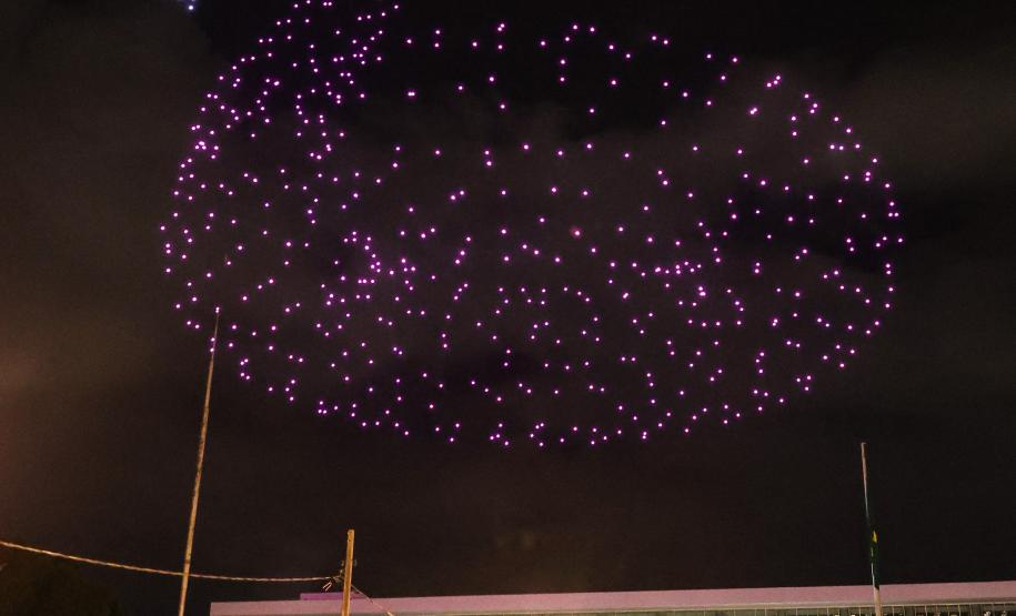 Com o céu iluminado por mais de 600 drones, o Governo do Estado deu o pontapé inicial para a maior edição da história do Verão Maior Paraná.. A cerimônia de lançamento, que aconteceu nesta quarta-feira (27), contou com a presença do governador Carlos Massa Ratinho Junior.
