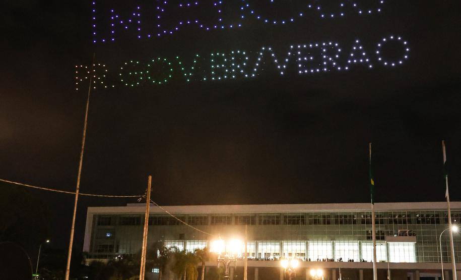 Com o céu iluminado por mais de 600 drones, o Governo do Estado deu o pontapé inicial para a maior edição da história do Verão Maior Paraná.. A cerimônia de lançamento, que aconteceu nesta quarta-feira (27), contou com a presença do governador Carlos Massa Ratinho Junior.