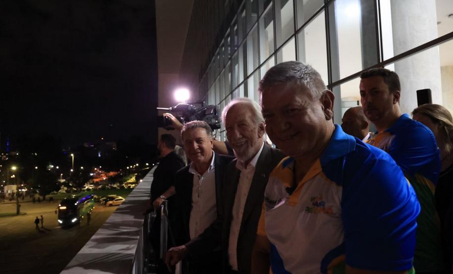 Com o céu iluminado por mais de 600 drones, o Governo do Estado deu o pontapé inicial para a maior edição da história do Verão Maior Paraná.. A cerimônia de lançamento, que aconteceu nesta quarta-feira (27), contou com a presença do governador Carlos Massa Ratinho Junior.