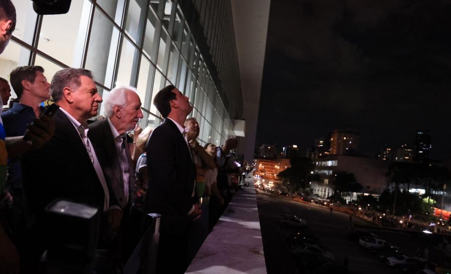 Com o céu iluminado por mais de 600 drones, o Governo do Estado deu o pontapé inicial para a maior edição da história do Verão Maior Paraná.. A cerimônia de lançamento, que aconteceu nesta quarta-feira (27), contou com a presença do governador Carlos Massa Ratinho Junior.
