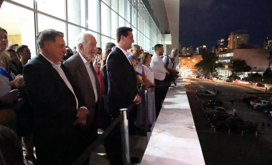 Com o céu iluminado por mais de 600 drones, o Governo do Estado deu o pontapé inicial para a maior edição da história do Verão Maior Paraná.. A cerimônia de lançamento, que aconteceu nesta quarta-feira (27), contou com a presença do governador Carlos Massa Ratinho Junior.