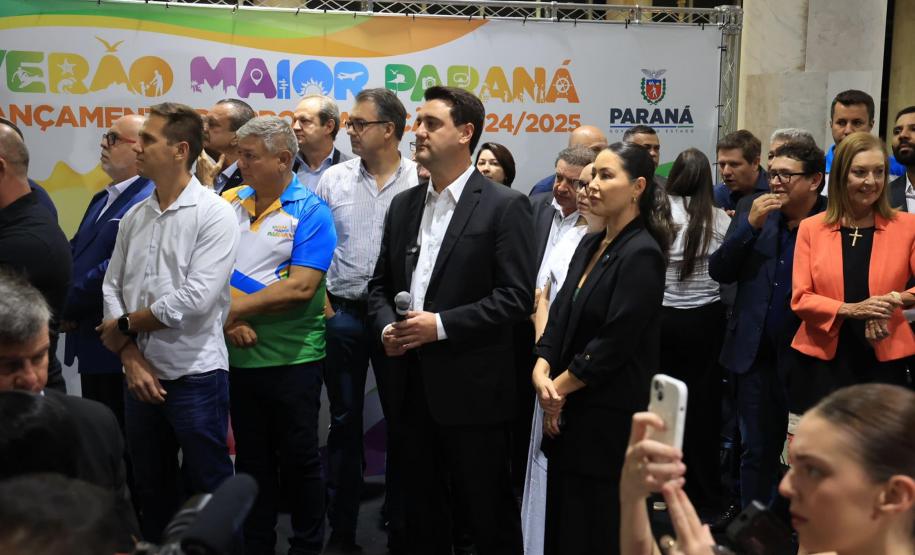 Com o céu iluminado por mais de 600 drones, o Governo do Estado deu o pontapé inicial para a maior edição da história do Verão Maior Paraná.. A cerimônia de lançamento, que aconteceu nesta quarta-feira (27), contou com a presença do governador Carlos Massa Ratinho Junior.