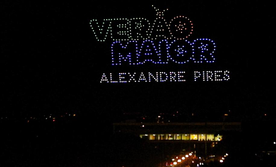 Com o céu iluminado por mais de 600 drones, o Governo do Estado deu o pontapé inicial para a maior edição da história do Verão Maior Paraná.. A cerimônia de lançamento, que aconteceu nesta quarta-feira (27), contou com a presença do governador Carlos Massa Ratinho Junior.