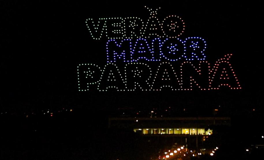 Com o céu iluminado por mais de 600 drones, o Governo do Estado deu o pontapé inicial para a maior edição da história do Verão Maior Paraná.. A cerimônia de lançamento, que aconteceu nesta quarta-feira (27), contou com a presença do governador Carlos Massa Ratinho Junior.