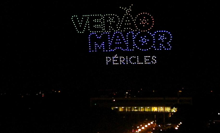 Com o céu iluminado por mais de 600 drones, o Governo do Estado deu o pontapé inicial para a maior edição da história do Verão Maior Paraná.. A cerimônia de lançamento, que aconteceu nesta quarta-feira (27), contou com a presença do governador Carlos Massa Ratinho Junior.