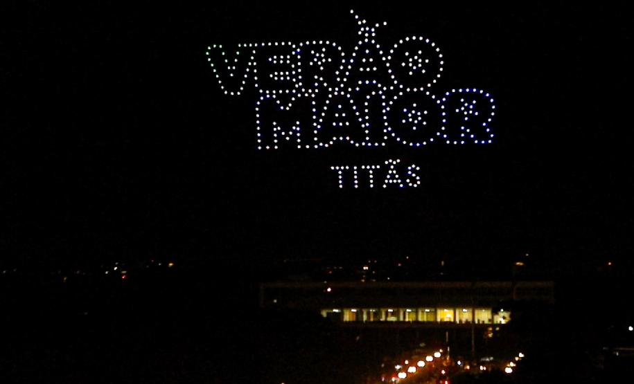 Com o céu iluminado por mais de 600 drones, o Governo do Estado deu o pontapé inicial para a maior edição da história do Verão Maior Paraná.. A cerimônia de lançamento, que aconteceu nesta quarta-feira (27), contou com a presença do governador Carlos Massa Ratinho Junior.