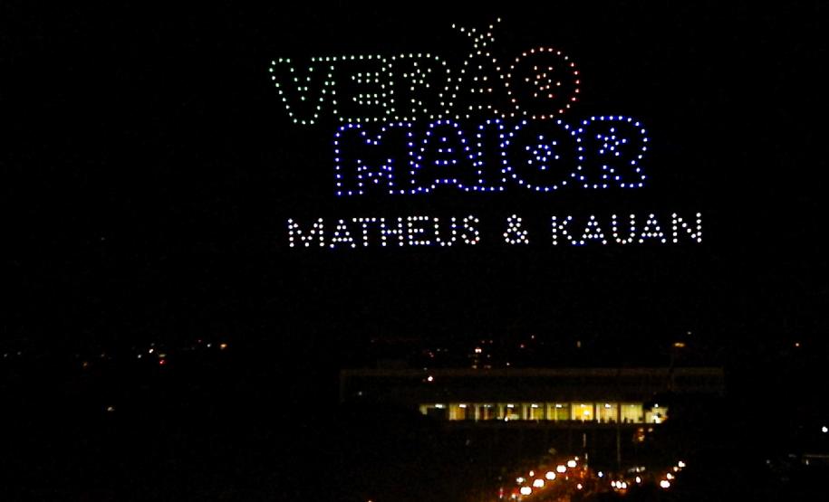 Com o céu iluminado por mais de 600 drones, o Governo do Estado deu o pontapé inicial para a maior edição da história do Verão Maior Paraná.. A cerimônia de lançamento, que aconteceu nesta quarta-feira (27), contou com a presença do governador Carlos Massa Ratinho Junior.