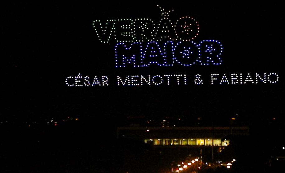 Com o céu iluminado por mais de 600 drones, o Governo do Estado deu o pontapé inicial para a maior edição da história do Verão Maior Paraná.. A cerimônia de lançamento, que aconteceu nesta quarta-feira (27), contou com a presença do governador Carlos Massa Ratinho Junior.