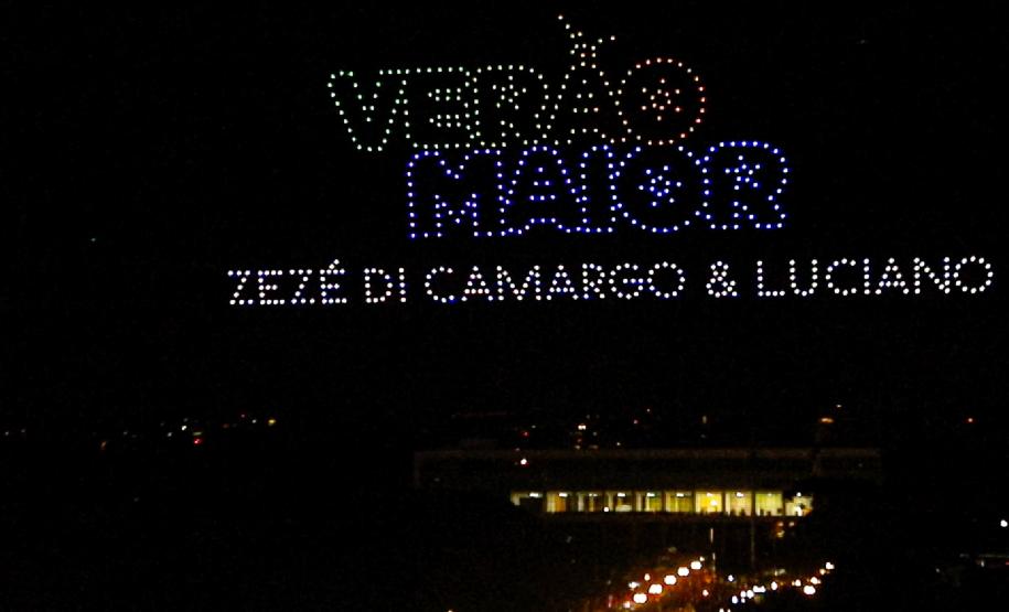 Com o céu iluminado por mais de 600 drones, o Governo do Estado deu o pontapé inicial para a maior edição da história do Verão Maior Paraná.. A cerimônia de lançamento, que aconteceu nesta quarta-feira (27), contou com a presença do governador Carlos Massa Ratinho Junior.