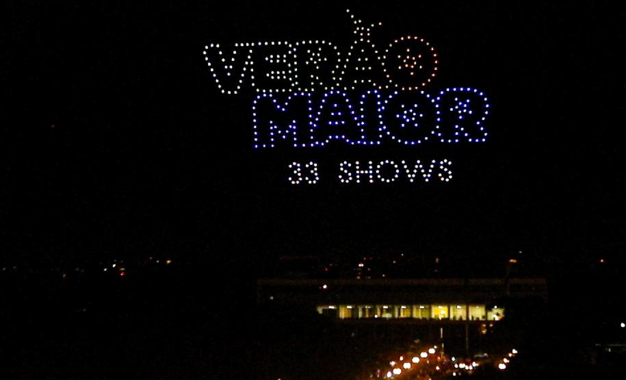 Com o céu iluminado por mais de 600 drones, o Governo do Estado deu o pontapé inicial para a maior edição da história do Verão Maior Paraná.. A cerimônia de lançamento, que aconteceu nesta quarta-feira (27), contou com a presença do governador Carlos Massa Ratinho Junior.
