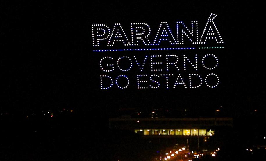 Com o céu iluminado por mais de 600 drones, o Governo do Estado deu o pontapé inicial para a maior edição da história do Verão Maior Paraná.. A cerimônia de lançamento, que aconteceu nesta quarta-feira (27), contou com a presença do governador Carlos Massa Ratinho Junior.