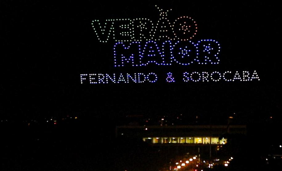 Com o céu iluminado por mais de 600 drones, o Governo do Estado deu o pontapé inicial para a maior edição da história do Verão Maior Paraná.. A cerimônia de lançamento, que aconteceu nesta quarta-feira (27), contou com a presença do governador Carlos Massa Ratinho Junior.