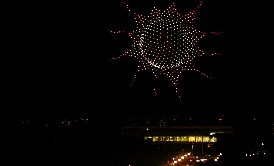 Com o céu iluminado por mais de 600 drones, o Governo do Estado deu o pontapé inicial para a maior edição da história do Verão Maior Paraná.. A cerimônia de lançamento, que aconteceu nesta quarta-feira (27), contou com a presença do governador Carlos Massa Ratinho Junior.