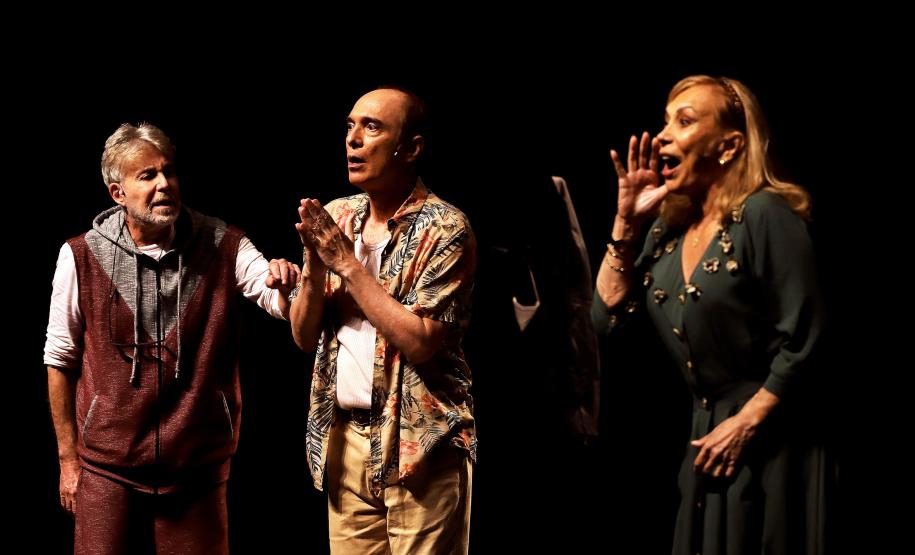 Centro Cultural Teatro Guaíra - CCTG - Guairinha - Ninguém Dirá Que É Tarde Demais, com Arlete Salles e Edwin Luisi – Arlete Salles retorna aos palcos ao lado de Edwin Luisi em uma peça que explora o amor na terceira idade, ambientada no isolamento social da pandemia de Covid-19.