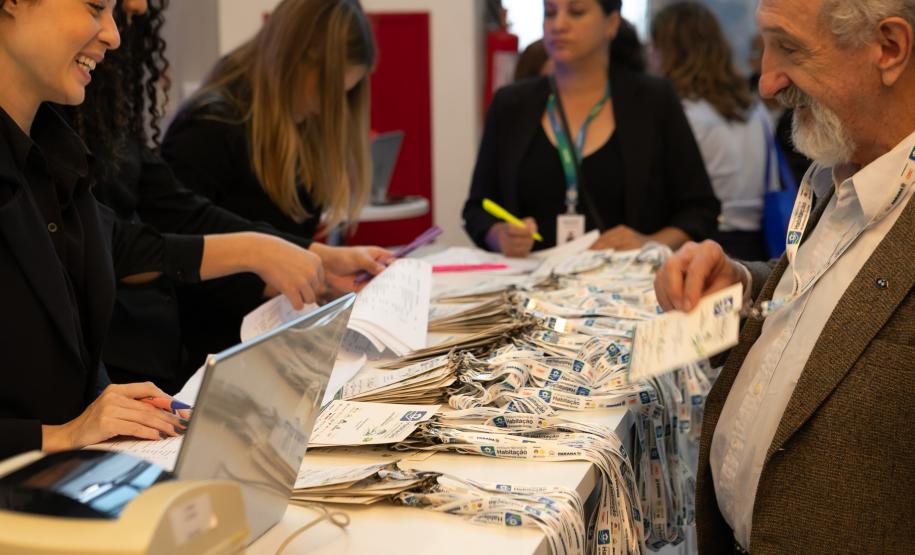 O Paraná vai dar um novo passo em seu programa habitacional, o Casa Fácil Paraná. O governador Carlos Massa Ratinho Junior assinou nesta quarta-feira (4), durante a abertura do Fórum Nacional de Habitação de Interesse Social, um convênio de US$ 187 milhões (R$ 1,13 bilhão) com o Banco Interamericano de Desenvolvimento (BID) para o Vida Nova, modalidade do Casa Fácil voltada a famílias em situação de vulnerabilidade social.