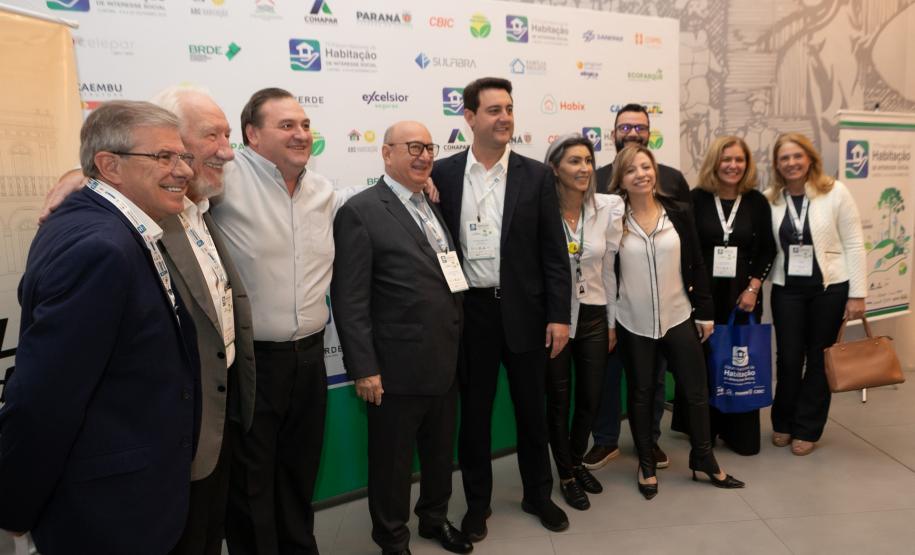 O Paraná vai dar um novo passo em seu programa habitacional, o Casa Fácil Paraná. O governador Carlos Massa Ratinho Junior assinou nesta quarta-feira (4), durante a abertura do Fórum Nacional de Habitação de Interesse Social, um convênio de US$ 187 milhões (R$ 1,13 bilhão) com o Banco Interamericano de Desenvolvimento (BID) para o Vida Nova, modalidade do Casa Fácil voltada a famílias em situação de vulnerabilidade social.