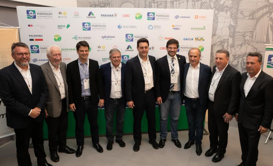 O Paraná vai dar um novo passo em seu programa habitacional, o Casa Fácil Paraná. O governador Carlos Massa Ratinho Junior assinou nesta quarta-feira (4), durante a abertura do Fórum Nacional de Habitação de Interesse Social, um convênio de US$ 187 milhões (R$ 1,13 bilhão) com o Banco Interamericano de Desenvolvimento (BID) para o Vida Nova, modalidade do Casa Fácil voltada a famílias em situação de vulnerabilidade social.