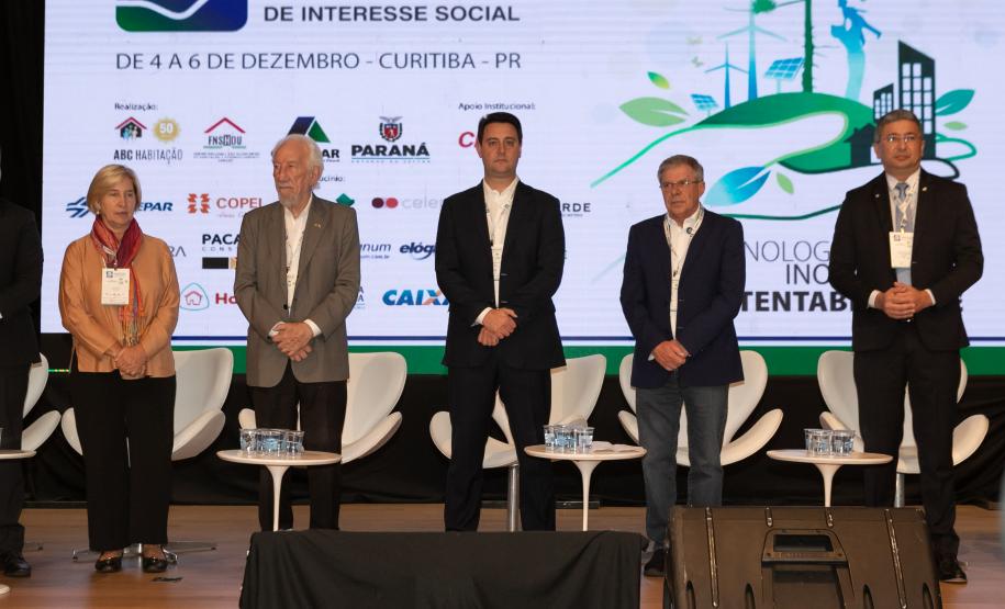 O Paraná vai dar um novo passo em seu programa habitacional, o Casa Fácil Paraná. O governador Carlos Massa Ratinho Junior assinou nesta quarta-feira (4), durante a abertura do Fórum Nacional de Habitação de Interesse Social, um convênio de US$ 187 milhões (R$ 1,13 bilhão) com o Banco Interamericano de Desenvolvimento (BID) para o Vida Nova, modalidade do Casa Fácil voltada a famílias em situação de vulnerabilidade social.