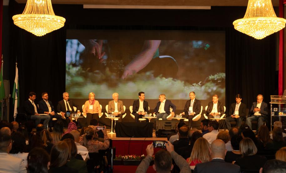 O Paraná vai dar um novo passo em seu programa habitacional, o Casa Fácil Paraná. O governador Carlos Massa Ratinho Junior assinou nesta quarta-feira (4), durante a abertura do Fórum Nacional de Habitação de Interesse Social, um convênio de US$ 187 milhões (R$ 1,13 bilhão) com o Banco Interamericano de Desenvolvimento (BID) para o Vida Nova, modalidade do Casa Fácil voltada a famílias em situação de vulnerabilidade social.