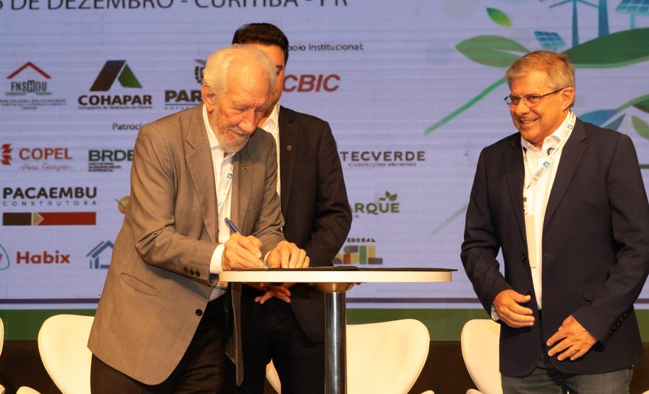 O Paraná vai dar um novo passo em seu programa habitacional, o Casa Fácil Paraná. O governador Carlos Massa Ratinho Junior assinou nesta quarta-feira (4), durante a abertura do Fórum Nacional de Habitação de Interesse Social, um convênio de US$ 187 milhões (R$ 1,13 bilhão) com o Banco Interamericano de Desenvolvimento (BID) para o Vida Nova, modalidade do Casa Fácil voltada a famílias em situação de vulnerabilidade social.