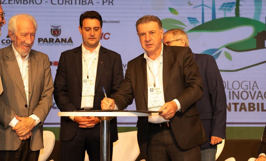 O Paraná vai dar um novo passo em seu programa habitacional, o Casa Fácil Paraná. O governador Carlos Massa Ratinho Junior assinou nesta quarta-feira (4), durante a abertura do Fórum Nacional de Habitação de Interesse Social, um convênio de US$ 187 milhões (R$ 1,13 bilhão) com o Banco Interamericano de Desenvolvimento (BID) para o Vida Nova, modalidade do Casa Fácil voltada a famílias em situação de vulnerabilidade social.