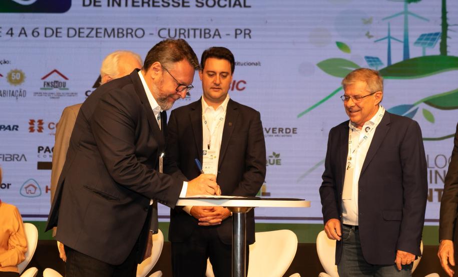 O Paraná vai dar um novo passo em seu programa habitacional, o Casa Fácil Paraná. O governador Carlos Massa Ratinho Junior assinou nesta quarta-feira (4), durante a abertura do Fórum Nacional de Habitação de Interesse Social, um convênio de US$ 187 milhões (R$ 1,13 bilhão) com o Banco Interamericano de Desenvolvimento (BID) para o Vida Nova, modalidade do Casa Fácil voltada a famílias em situação de vulnerabilidade social.