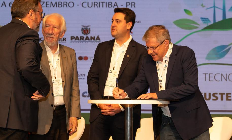 O Paraná vai dar um novo passo em seu programa habitacional, o Casa Fácil Paraná. O governador Carlos Massa Ratinho Junior assinou nesta quarta-feira (4), durante a abertura do Fórum Nacional de Habitação de Interesse Social, um convênio de US$ 187 milhões (R$ 1,13 bilhão) com o Banco Interamericano de Desenvolvimento (BID) para o Vida Nova, modalidade do Casa Fácil voltada a famílias em situação de vulnerabilidade social.