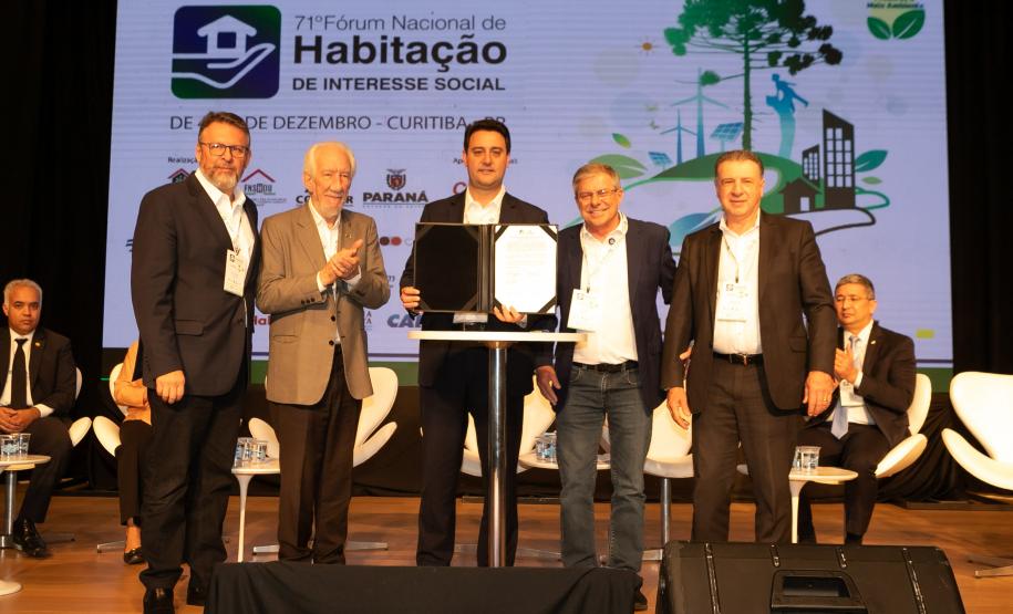 O Paraná vai dar um novo passo em seu programa habitacional, o Casa Fácil Paraná. O governador Carlos Massa Ratinho Junior assinou nesta quarta-feira (4), durante a abertura do Fórum Nacional de Habitação de Interesse Social, um convênio de US$ 187 milhões (R$ 1,13 bilhão) com o Banco Interamericano de Desenvolvimento (BID) para o Vida Nova, modalidade do Casa Fácil voltada a famílias em situação de vulnerabilidade social.