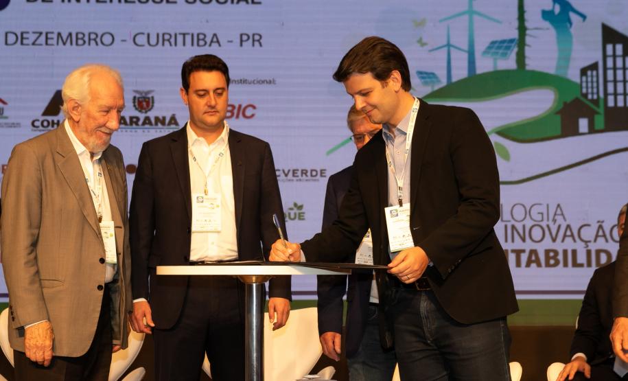 O Paraná vai dar um novo passo em seu programa habitacional, o Casa Fácil Paraná. O governador Carlos Massa Ratinho Junior assinou nesta quarta-feira (4), durante a abertura do Fórum Nacional de Habitação de Interesse Social, um convênio de US$ 187 milhões (R$ 1,13 bilhão) com o Banco Interamericano de Desenvolvimento (BID) para o Vida Nova, modalidade do Casa Fácil voltada a famílias em situação de vulnerabilidade social.