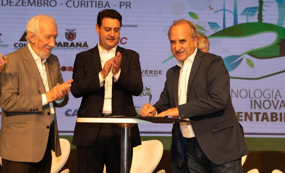 O Paraná vai dar um novo passo em seu programa habitacional, o Casa Fácil Paraná. O governador Carlos Massa Ratinho Junior assinou nesta quarta-feira (4), durante a abertura do Fórum Nacional de Habitação de Interesse Social, um convênio de US$ 187 milhões (R$ 1,13 bilhão) com o Banco Interamericano de Desenvolvimento (BID) para o Vida Nova, modalidade do Casa Fácil voltada a famílias em situação de vulnerabilidade social.