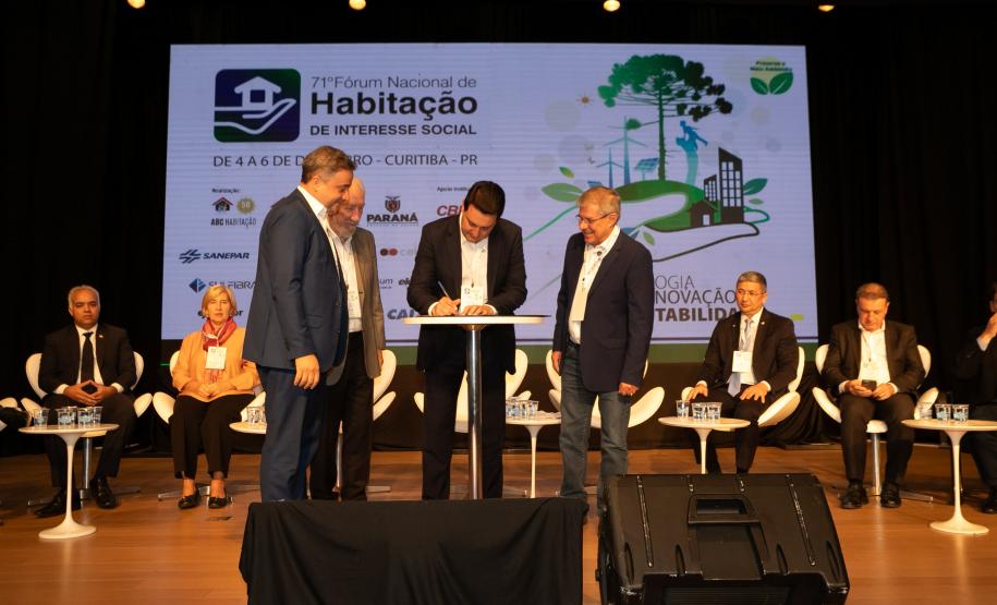 O Paraná vai dar um novo passo em seu programa habitacional, o Casa Fácil Paraná. O governador Carlos Massa Ratinho Junior assinou nesta quarta-feira (4), durante a abertura do Fórum Nacional de Habitação de Interesse Social, um convênio de US$ 187 milhões (R$ 1,13 bilhão) com o Banco Interamericano de Desenvolvimento (BID) para o Vida Nova, modalidade do Casa Fácil voltada a famílias em situação de vulnerabilidade social.