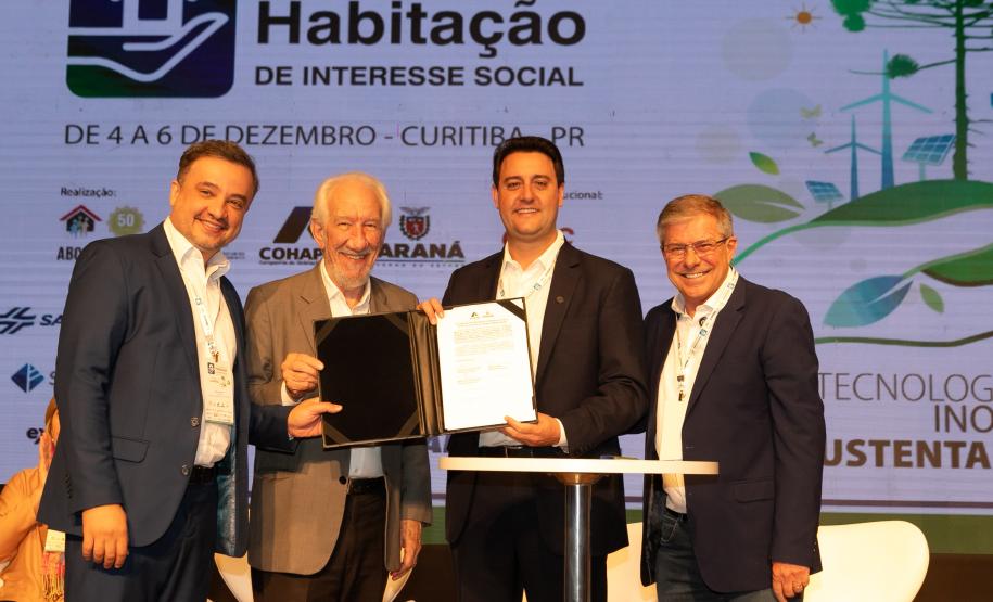 O Paraná vai dar um novo passo em seu programa habitacional, o Casa Fácil Paraná. O governador Carlos Massa Ratinho Junior assinou nesta quarta-feira (4), durante a abertura do Fórum Nacional de Habitação de Interesse Social, um convênio de US$ 187 milhões (R$ 1,13 bilhão) com o Banco Interamericano de Desenvolvimento (BID) para o Vida Nova, modalidade do Casa Fácil voltada a famílias em situação de vulnerabilidade social.