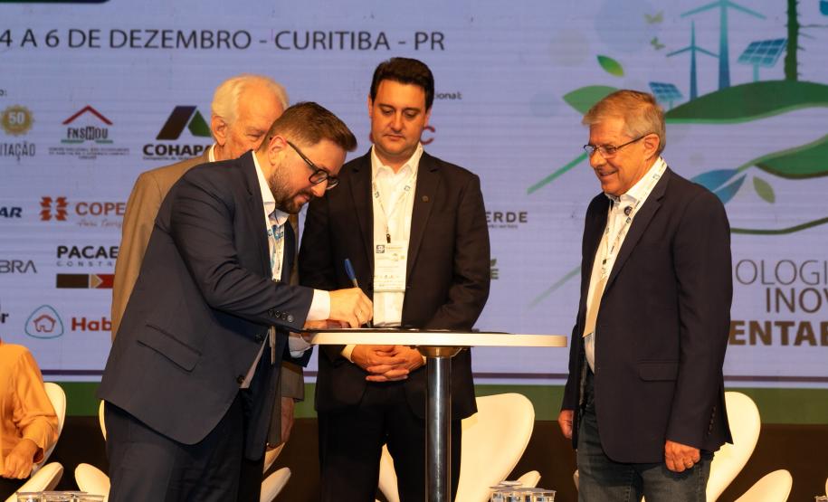 O Paraná vai dar um novo passo em seu programa habitacional, o Casa Fácil Paraná. O governador Carlos Massa Ratinho Junior assinou nesta quarta-feira (4), durante a abertura do Fórum Nacional de Habitação de Interesse Social, um convênio de US$ 187 milhões (R$ 1,13 bilhão) com o Banco Interamericano de Desenvolvimento (BID) para o Vida Nova, modalidade do Casa Fácil voltada a famílias em situação de vulnerabilidade social.