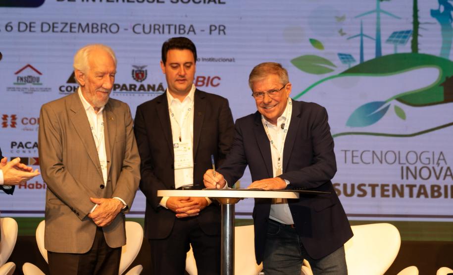 O Paraná vai dar um novo passo em seu programa habitacional, o Casa Fácil Paraná. O governador Carlos Massa Ratinho Junior assinou nesta quarta-feira (4), durante a abertura do Fórum Nacional de Habitação de Interesse Social, um convênio de US$ 187 milhões (R$ 1,13 bilhão) com o Banco Interamericano de Desenvolvimento (BID) para o Vida Nova, modalidade do Casa Fácil voltada a famílias em situação de vulnerabilidade social.