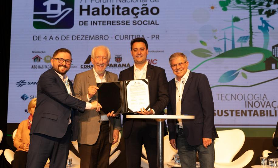 O Paraná vai dar um novo passo em seu programa habitacional, o Casa Fácil Paraná. O governador Carlos Massa Ratinho Junior assinou nesta quarta-feira (4), durante a abertura do Fórum Nacional de Habitação de Interesse Social, um convênio de US$ 187 milhões (R$ 1,13 bilhão) com o Banco Interamericano de Desenvolvimento (BID) para o Vida Nova, modalidade do Casa Fácil voltada a famílias em situação de vulnerabilidade social.