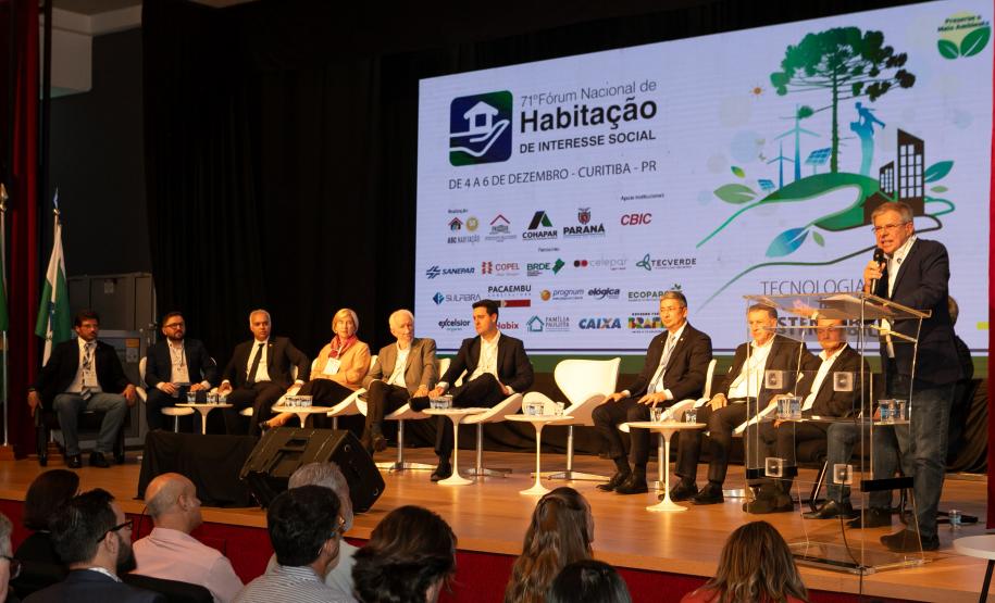 O Paraná vai dar um novo passo em seu programa habitacional, o Casa Fácil Paraná. O governador Carlos Massa Ratinho Junior assinou nesta quarta-feira (4), durante a abertura do Fórum Nacional de Habitação de Interesse Social, um convênio de US$ 187 milhões (R$ 1,13 bilhão) com o Banco Interamericano de Desenvolvimento (BID) para o Vida Nova, modalidade do Casa Fácil voltada a famílias em situação de vulnerabilidade social.