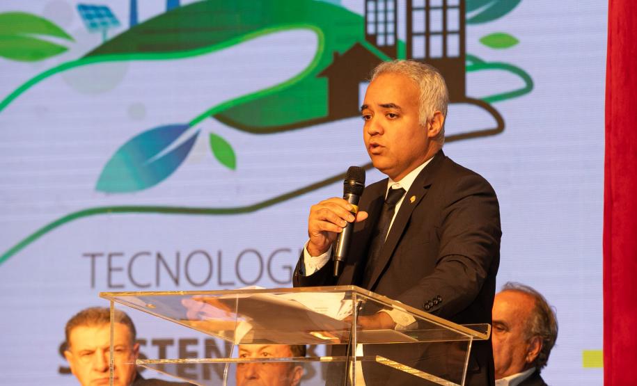 O Paraná vai dar um novo passo em seu programa habitacional, o Casa Fácil Paraná. O governador Carlos Massa Ratinho Junior assinou nesta quarta-feira (4), durante a abertura do Fórum Nacional de Habitação de Interesse Social, um convênio de US$ 187 milhões (R$ 1,13 bilhão) com o Banco Interamericano de Desenvolvimento (BID) para o Vida Nova, modalidade do Casa Fácil voltada a famílias em situação de vulnerabilidade social.