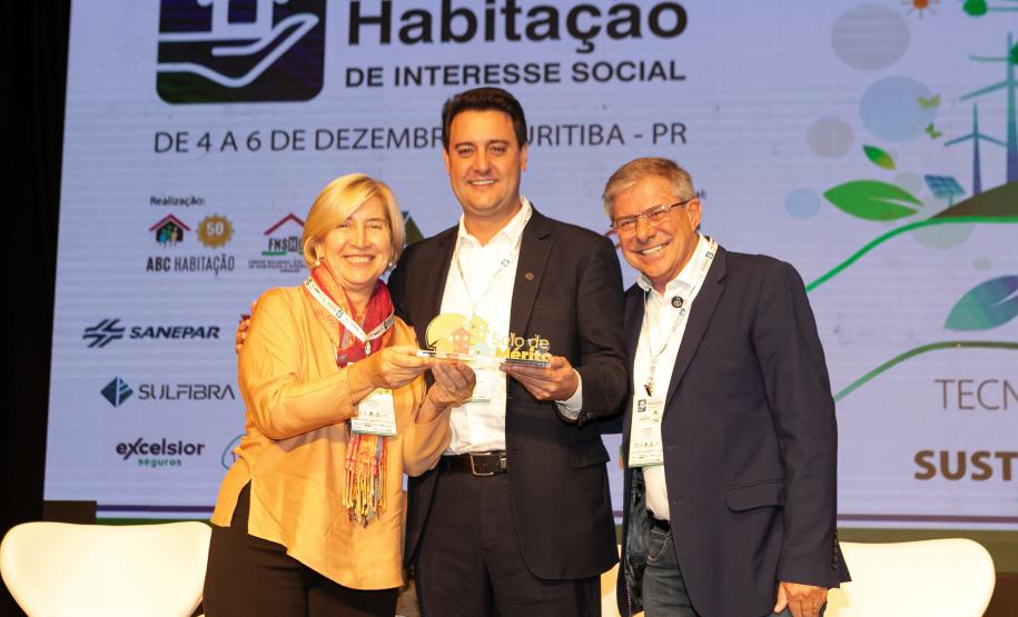 O Paraná vai dar um novo passo em seu programa habitacional, o Casa Fácil Paraná. O governador Carlos Massa Ratinho Junior assinou nesta quarta-feira (4), durante a abertura do Fórum Nacional de Habitação de Interesse Social, um convênio de US$ 187 milhões (R$ 1,13 bilhão) com o Banco Interamericano de Desenvolvimento (BID) para o Vida Nova, modalidade do Casa Fácil voltada a famílias em situação de vulnerabilidade social.