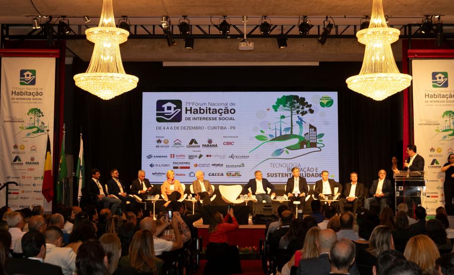 O Paraná vai dar um novo passo em seu programa habitacional, o Casa Fácil Paraná. O governador Carlos Massa Ratinho Junior assinou nesta quarta-feira (4), durante a abertura do Fórum Nacional de Habitação de Interesse Social, um convênio de US$ 187 milhões (R$ 1,13 bilhão) com o Banco Interamericano de Desenvolvimento (BID) para o Vida Nova, modalidade do Casa Fácil voltada a famílias em situação de vulnerabilidade social.