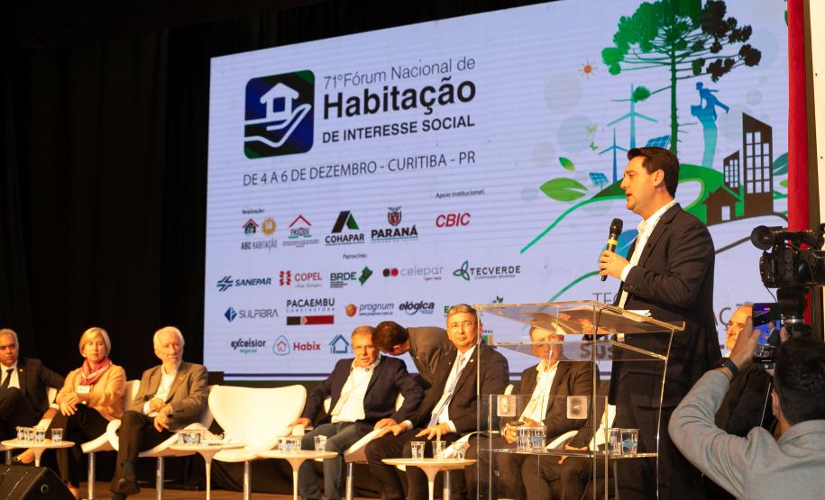 O Paraná vai dar um novo passo em seu programa habitacional, o Casa Fácil Paraná. O governador Carlos Massa Ratinho Junior assinou nesta quarta-feira (4), durante a abertura do Fórum Nacional de Habitação de Interesse Social, um convênio de US$ 187 milhões (R$ 1,13 bilhão) com o Banco Interamericano de Desenvolvimento (BID) para o Vida Nova, modalidade do Casa Fácil voltada a famílias em situação de vulnerabilidade social.