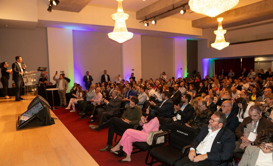 O Paraná vai dar um novo passo em seu programa habitacional, o Casa Fácil Paraná. O governador Carlos Massa Ratinho Junior assinou nesta quarta-feira (4), durante a abertura do Fórum Nacional de Habitação de Interesse Social, um convênio de US$ 187 milhões (R$ 1,13 bilhão) com o Banco Interamericano de Desenvolvimento (BID) para o Vida Nova, modalidade do Casa Fácil voltada a famílias em situação de vulnerabilidade social.