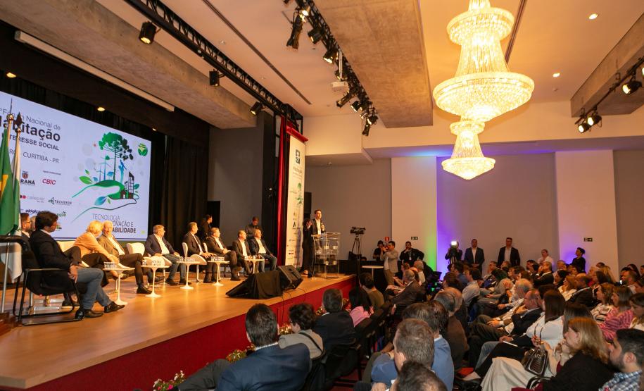 O Paraná vai dar um novo passo em seu programa habitacional, o Casa Fácil Paraná. O governador Carlos Massa Ratinho Junior assinou nesta quarta-feira (4), durante a abertura do Fórum Nacional de Habitação de Interesse Social, um convênio de US$ 187 milhões (R$ 1,13 bilhão) com o Banco Interamericano de Desenvolvimento (BID) para o Vida Nova, modalidade do Casa Fácil voltada a famílias em situação de vulnerabilidade social.